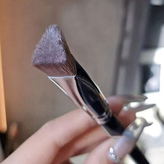 Triangular Angled Highlighter Brush – Nose Contour & Concealer Brush
