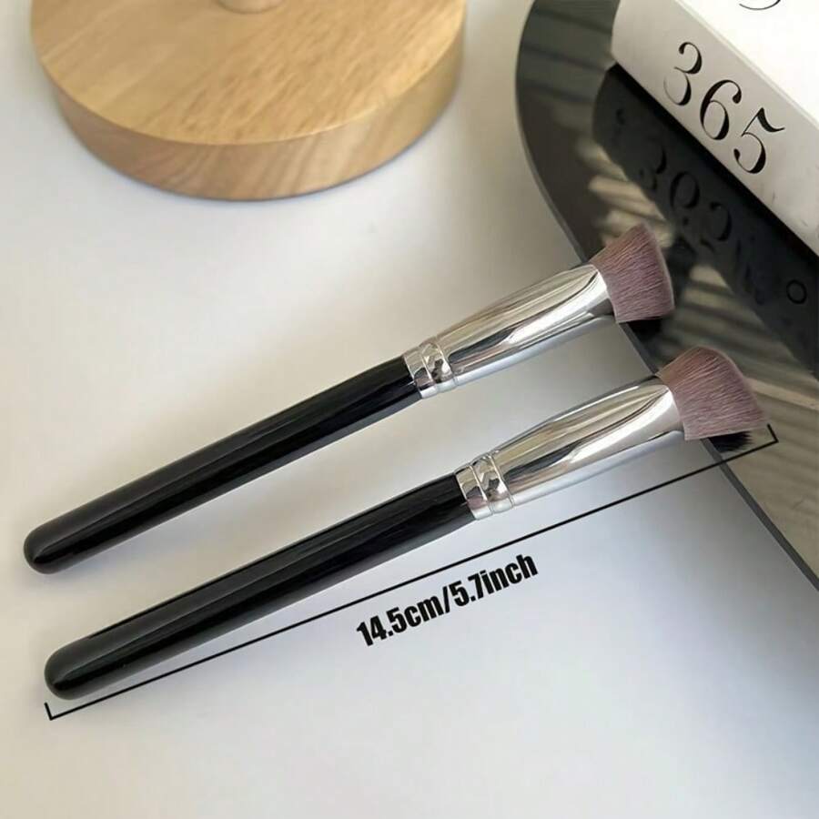 Triangular Angled Highlighter Brush – Nose Contour & Concealer Brush